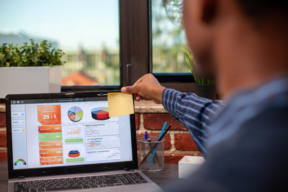 Marketing expert analyzing e-commerce performance metrics for a digital marketing agency for e-commerce.